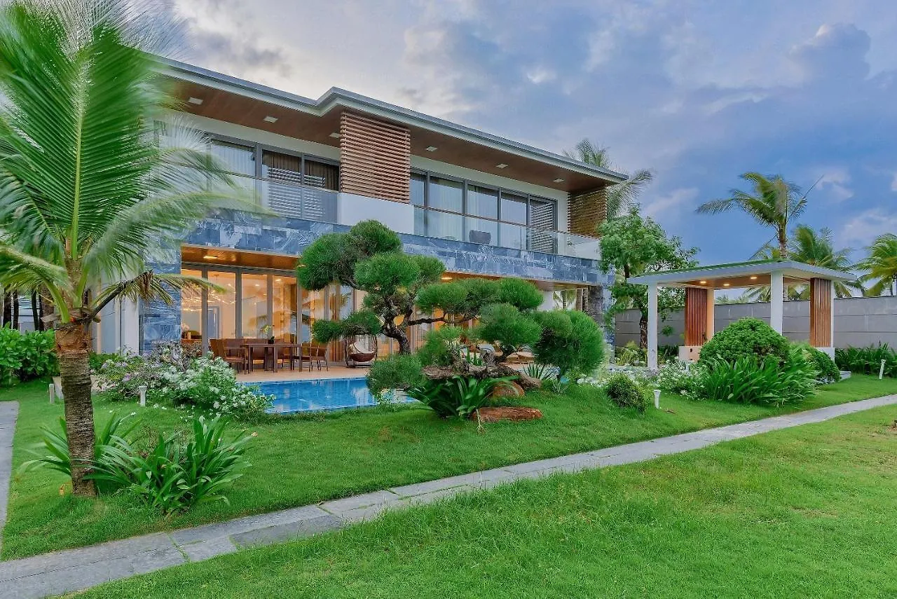 Villa 6 Bedrooms Luxury & Beachfront Da Nang