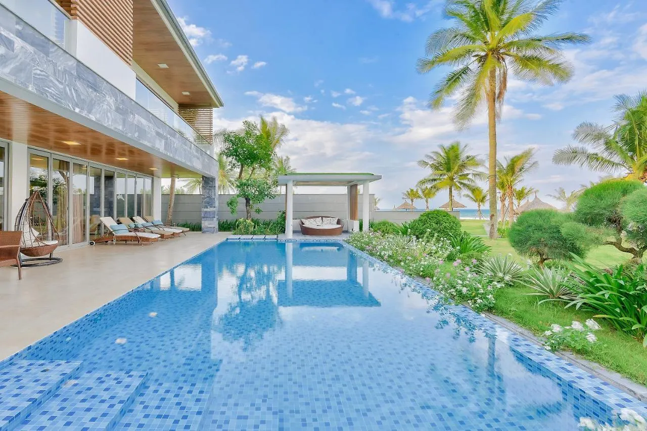 Villa 6 Bedrooms Luxury & Beachfront Da Nang