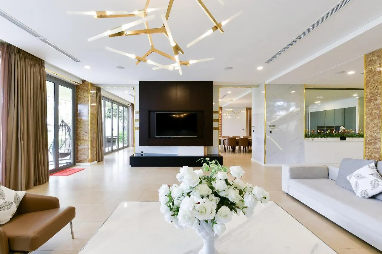 Villa 6 Bedrooms Luxury & Beachfront Da Nang