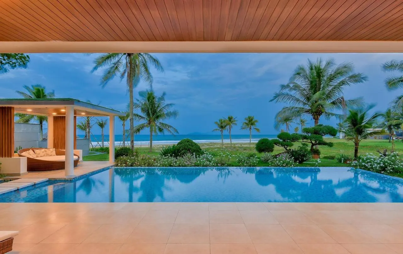 Villa 6 Bedrooms Luxury & Beachfront Da Nang