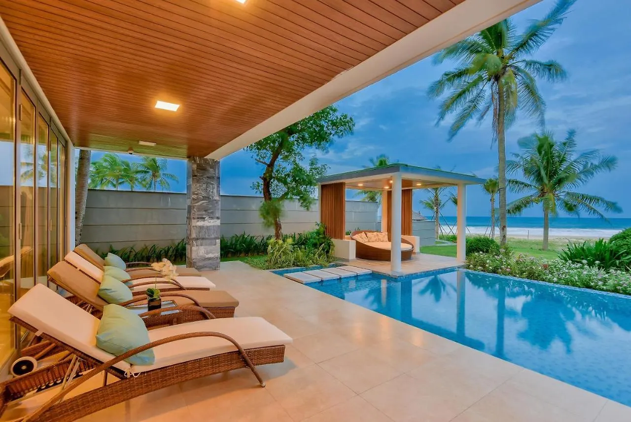 Villa 6 Bedrooms Luxury & Beachfront Da Nang