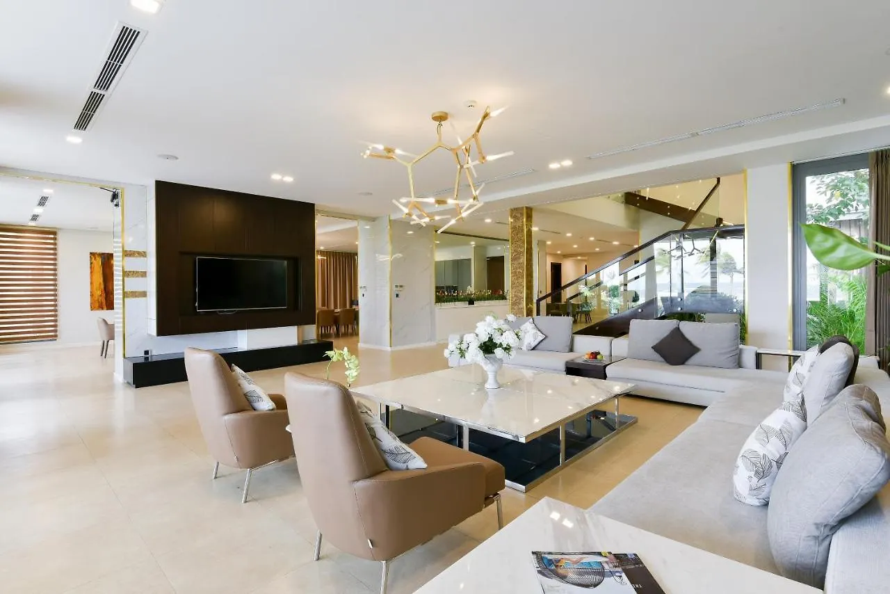 Villa 6 Bedrooms Luxury & Beachfront Da Nang