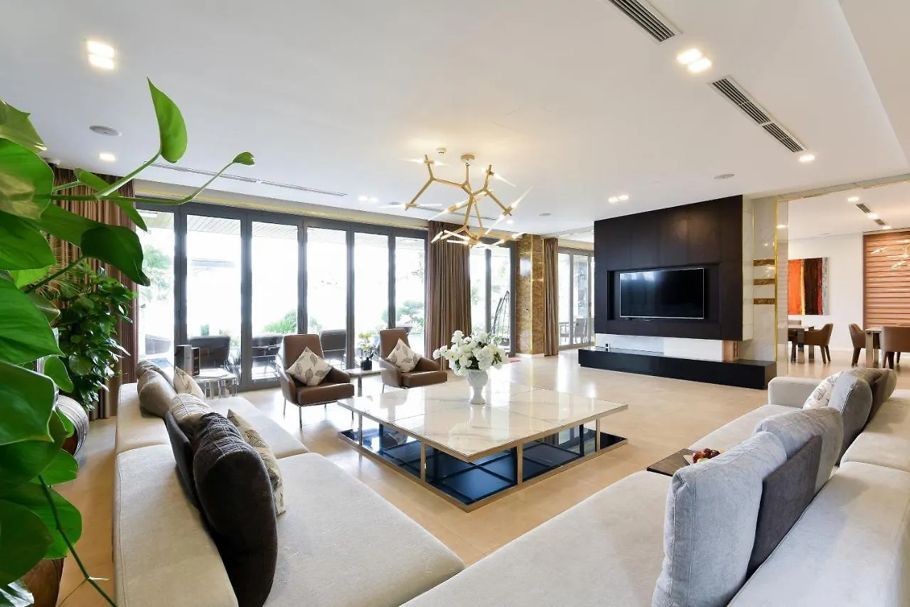 Villa 6 Bedrooms Luxury & Beachfront Da Nang