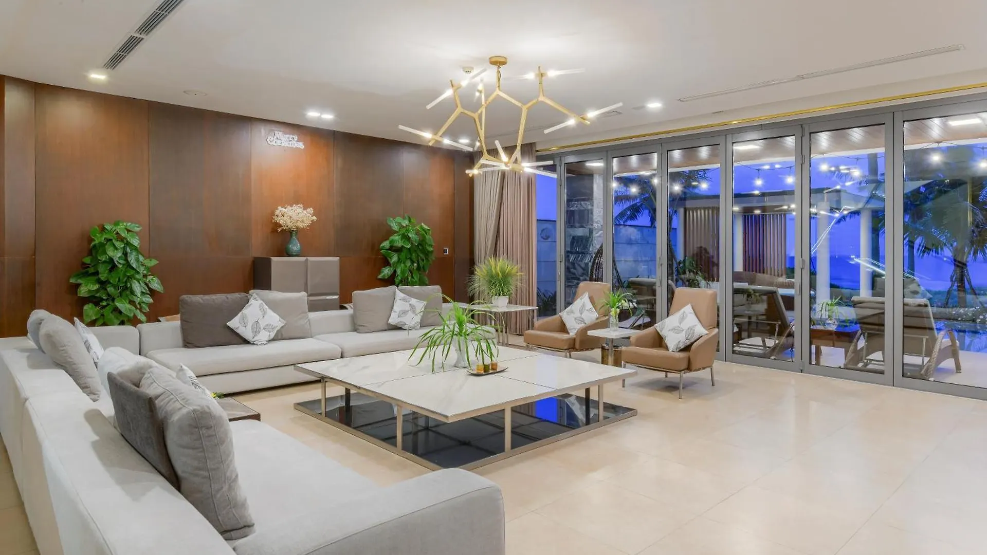 Villa 6 Bedrooms Luxury & Beachfront Da Nang