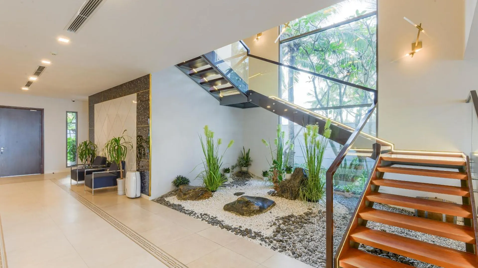 Villa 6 Bedrooms Luxury & Beachfront Da Nang