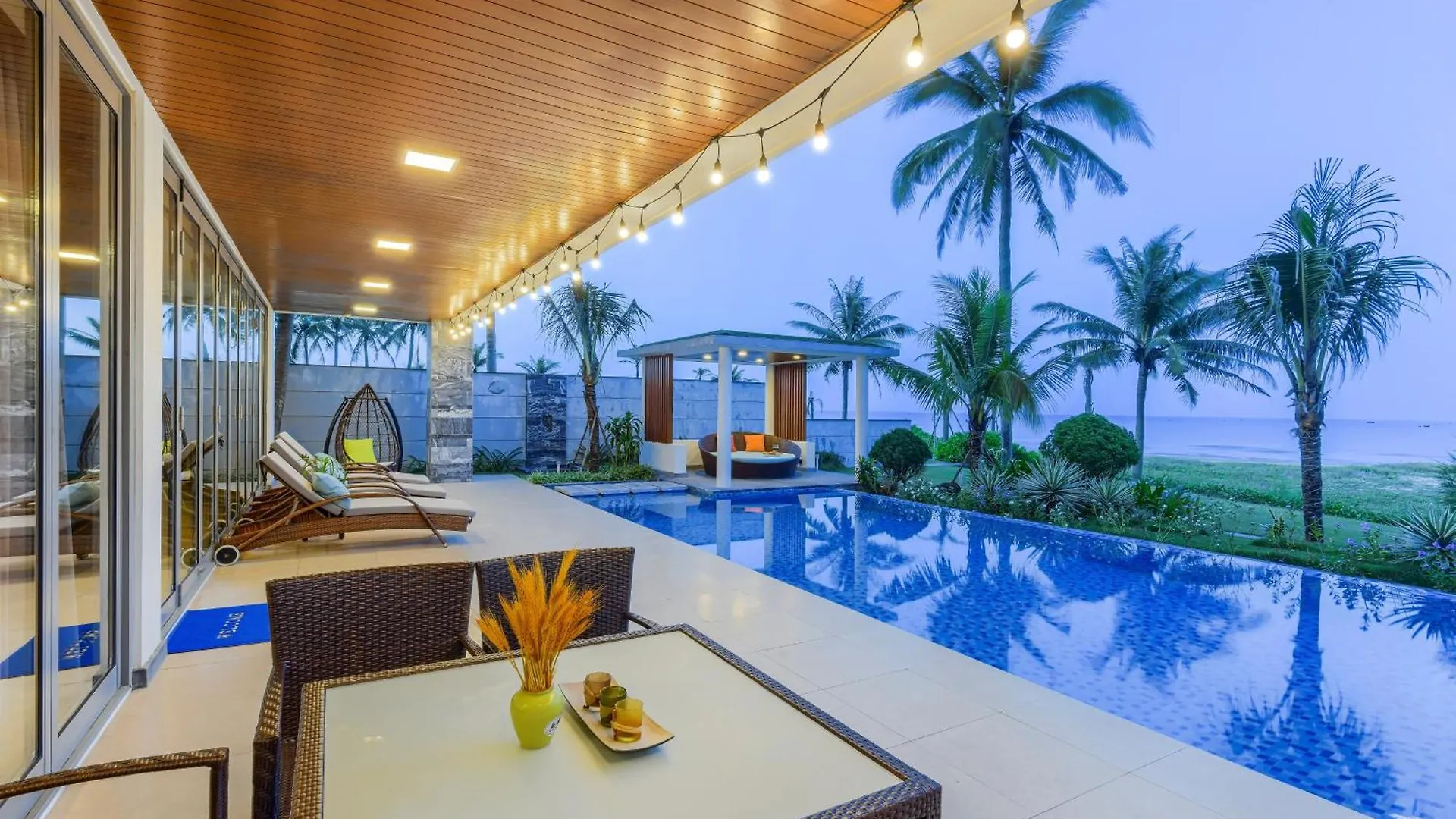 Villa 6 Bedrooms Luxury & Beachfront Da Nang