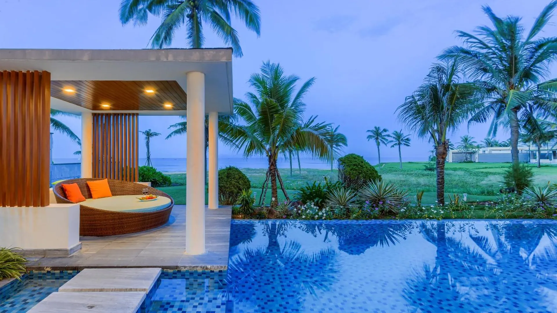 Villa 6 Bedrooms Luxury & Beachfront Da Nang Vietnam