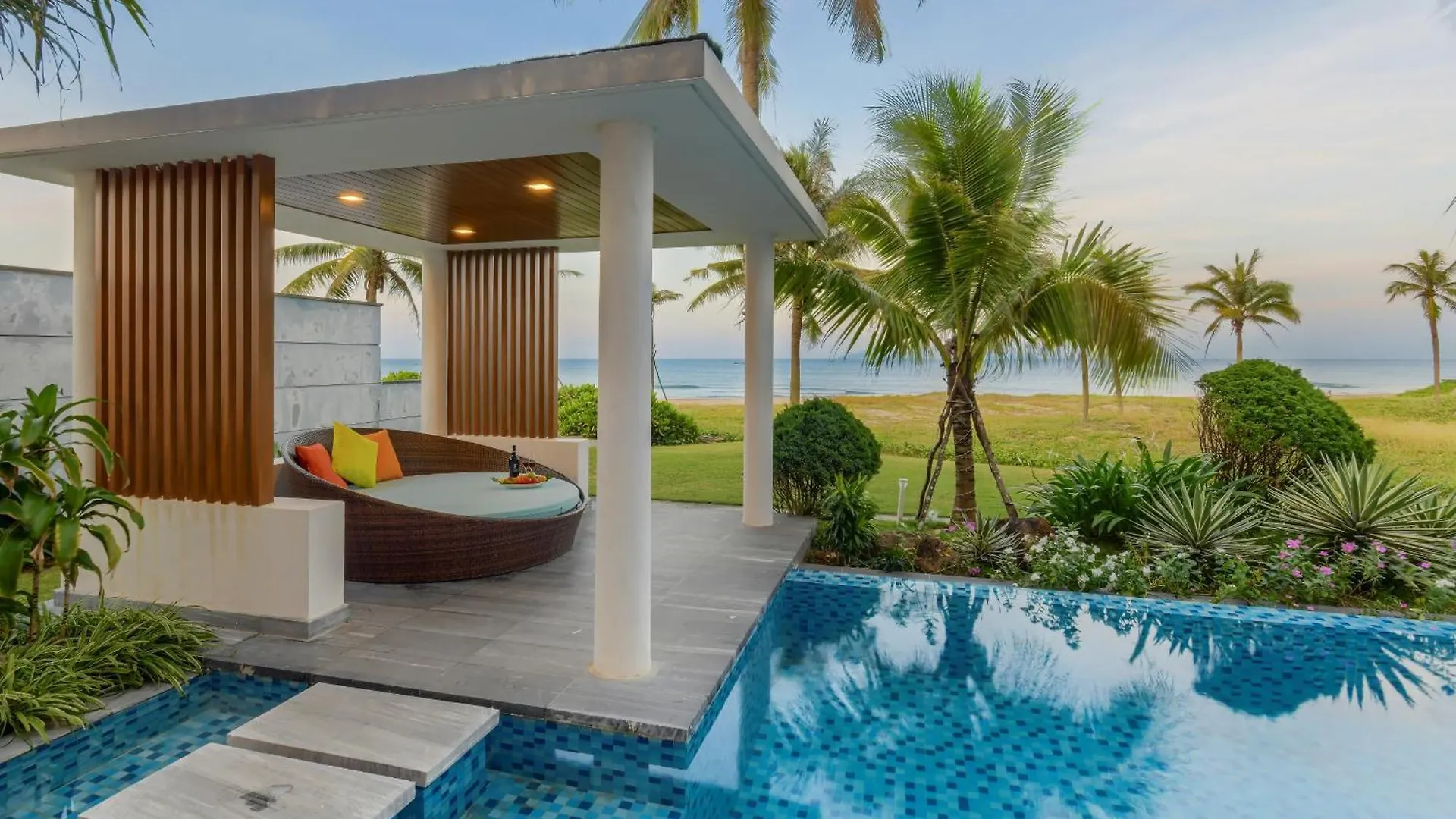 Villa 6 Bedrooms Luxury & Beachfront Da Nang