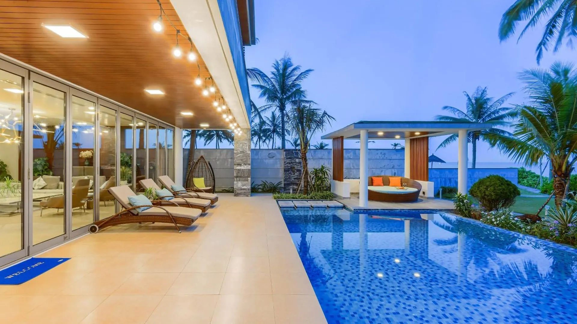 Villa 6 Bedrooms Luxury & Beachfront Da Nang