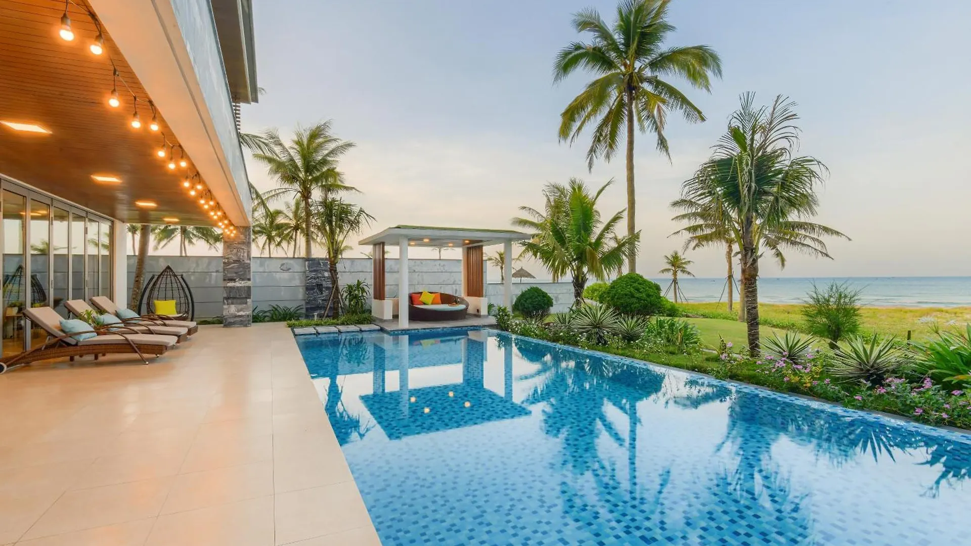Villa 6 Bedrooms Luxury & Beachfront Da Nang Vietnam