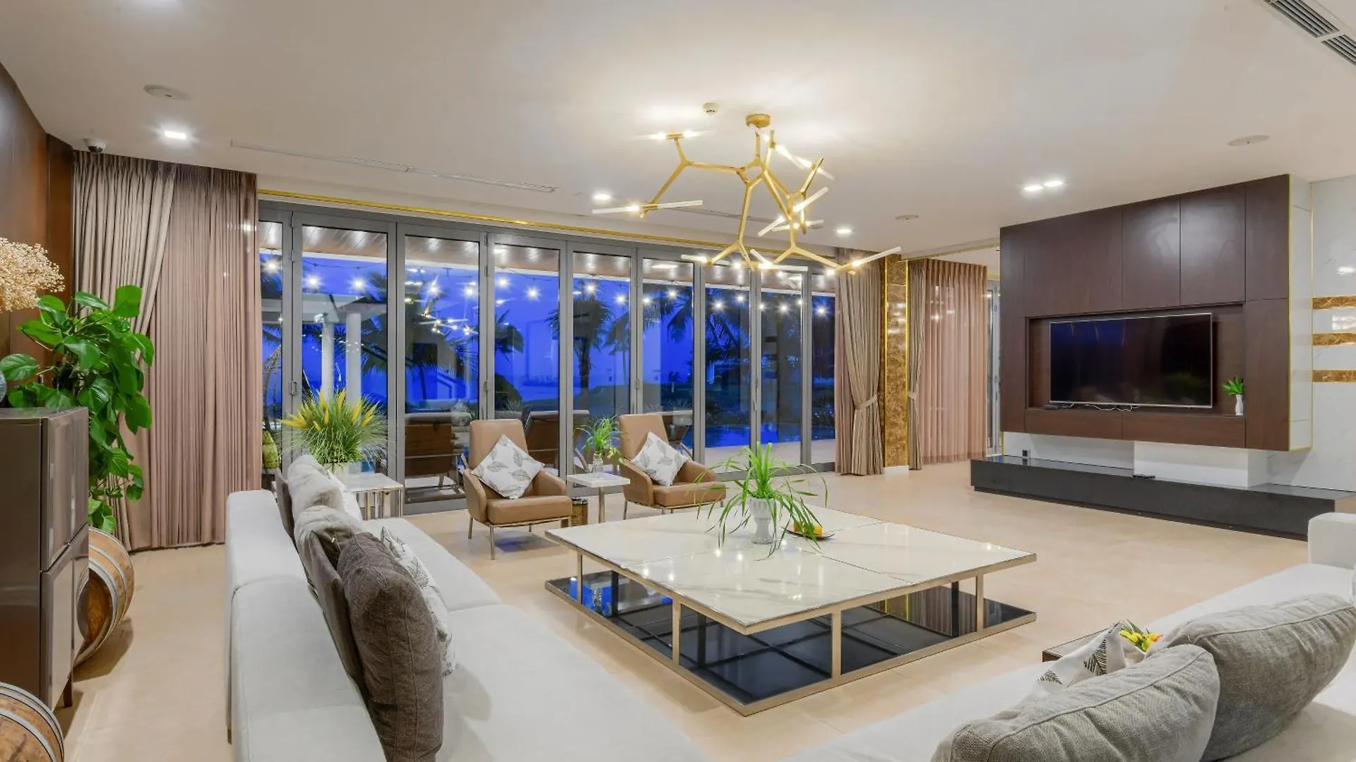 Villa 6 Bedrooms Luxury & Beachfront Da Nang