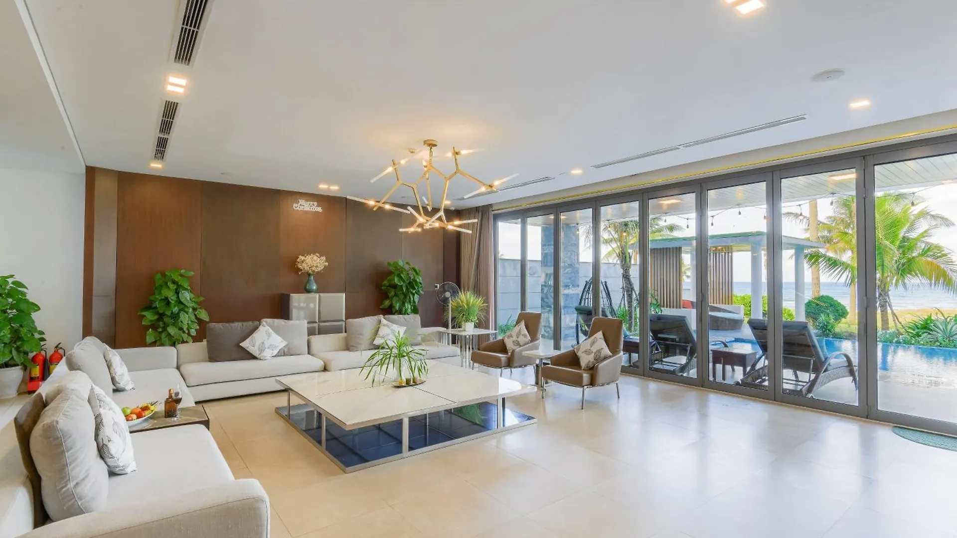 Villa 6 Bedrooms Luxury & Beachfront Da Nang