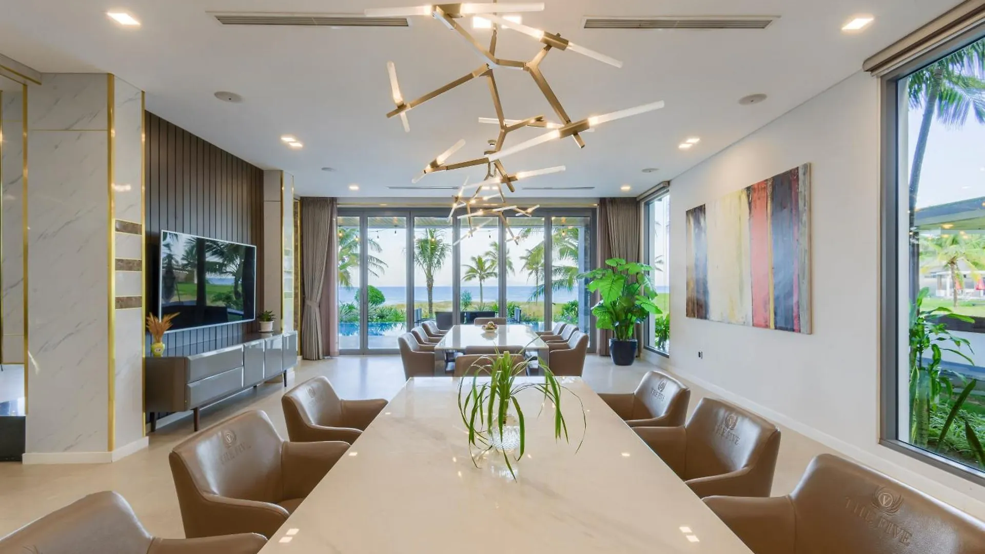 Villa 6 Bedrooms Luxury & Beachfront Da Nang