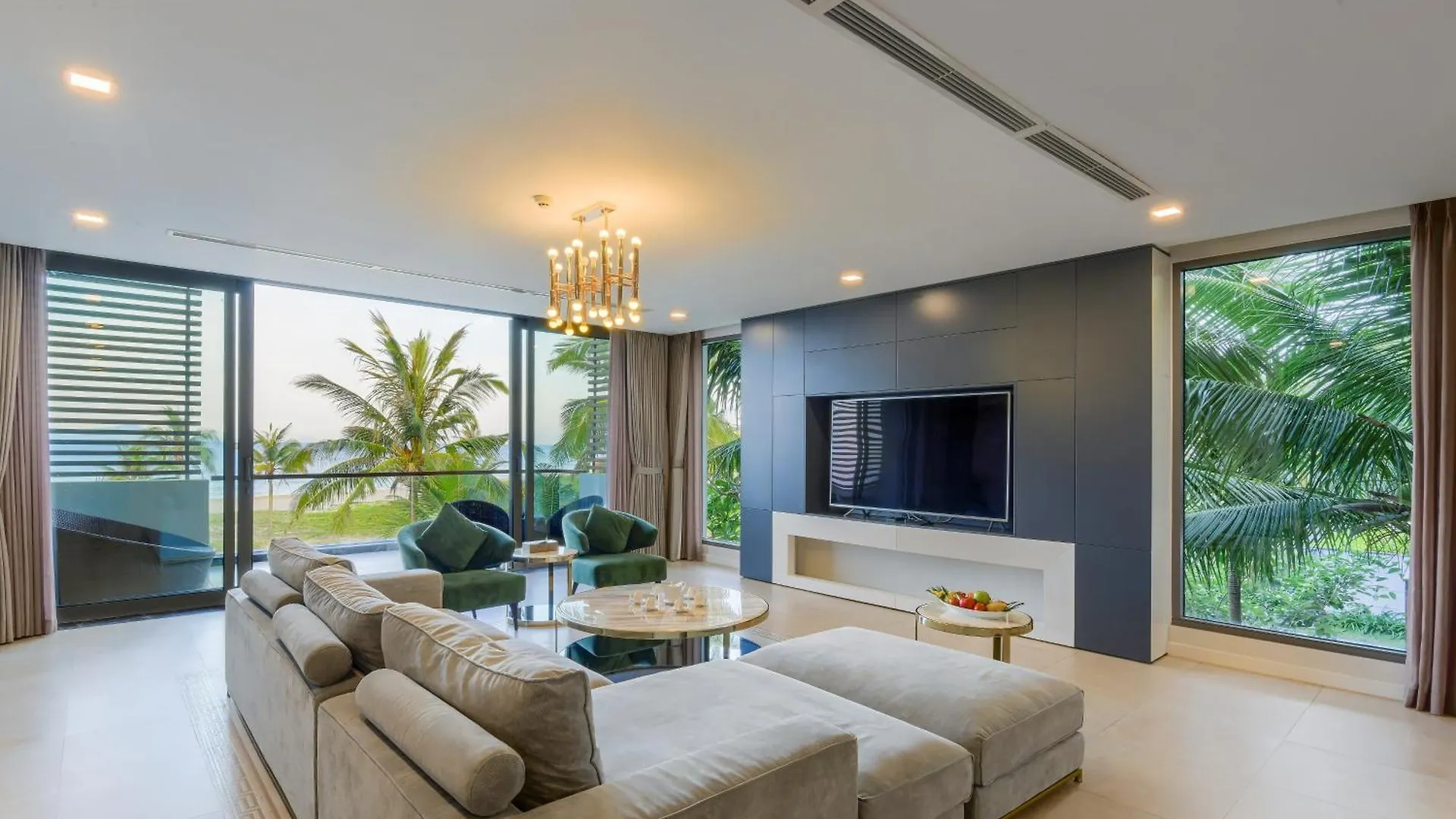 Villa 6 Bedrooms Luxury & Beachfront Da Nang Vietnam