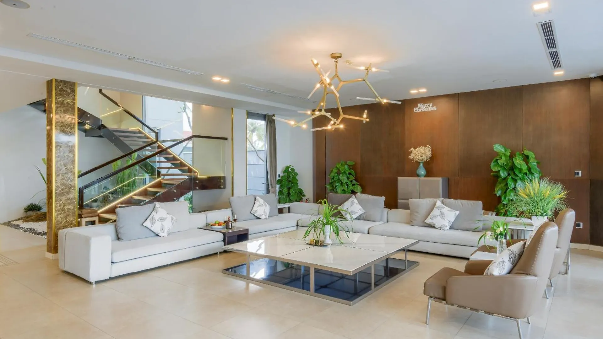 Villa 6 Bedrooms Luxury & Beachfront Da Nang Vietnam