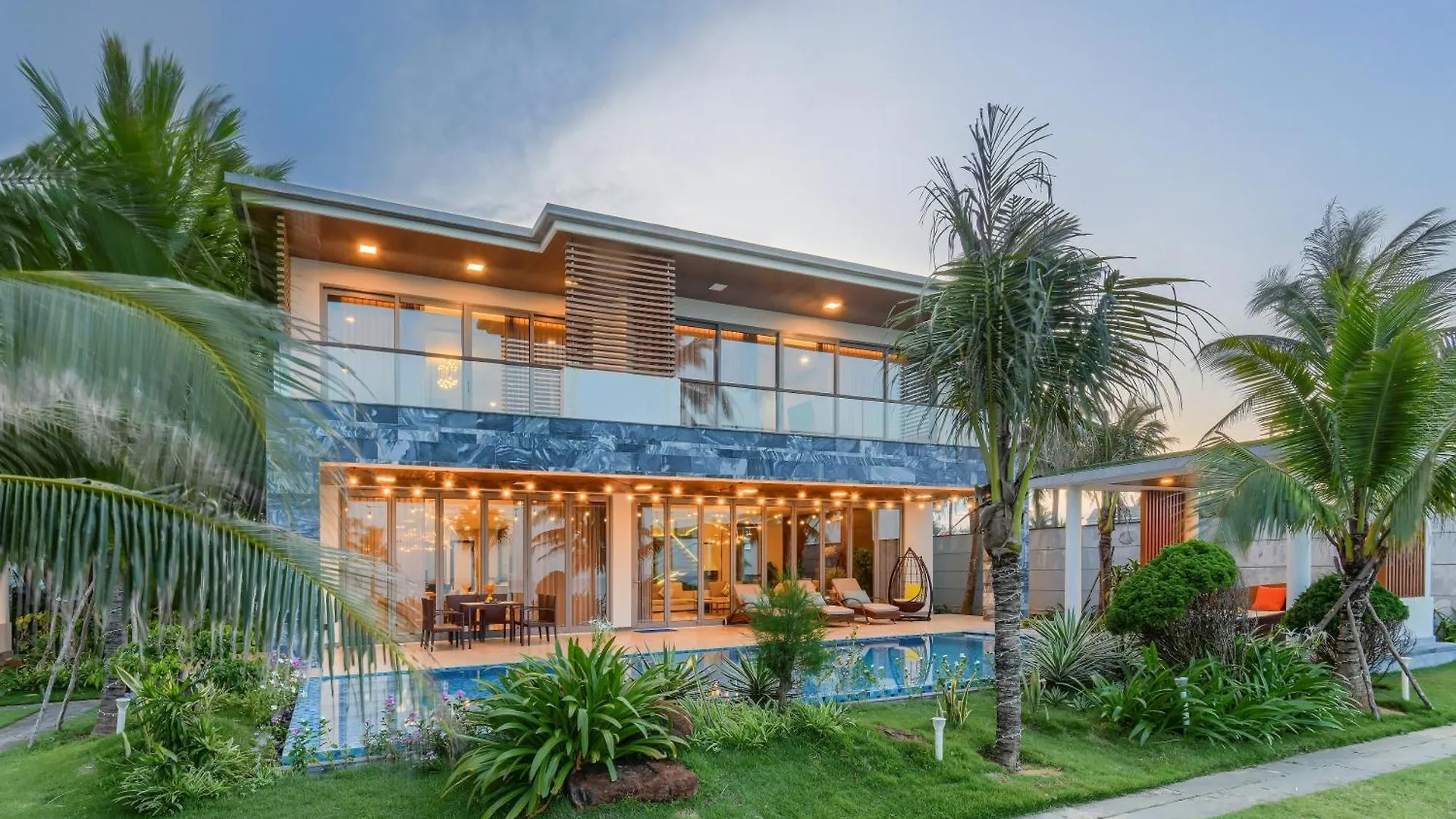 Villa 6 Bedrooms Luxury & Beachfront Da Nang
