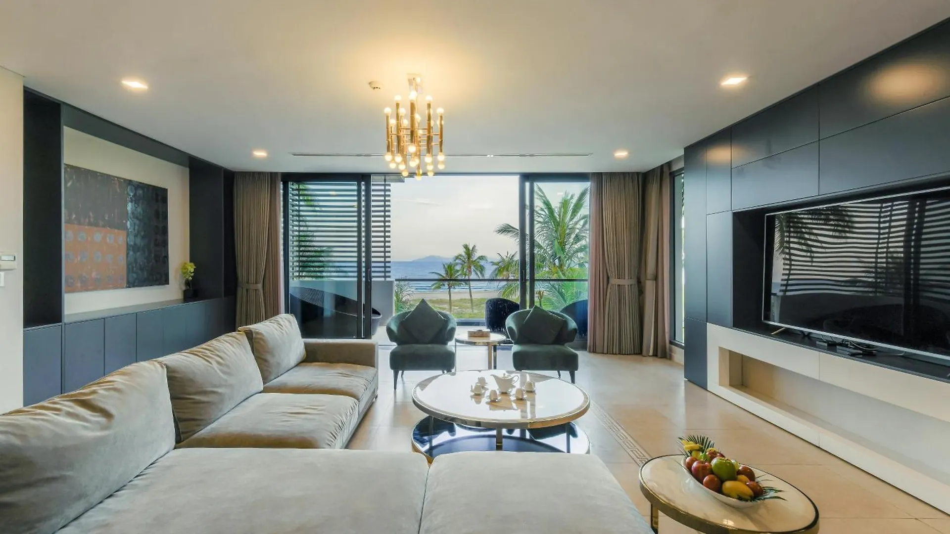 Villa 6 Bedrooms Luxury & Beachfront Da Nang