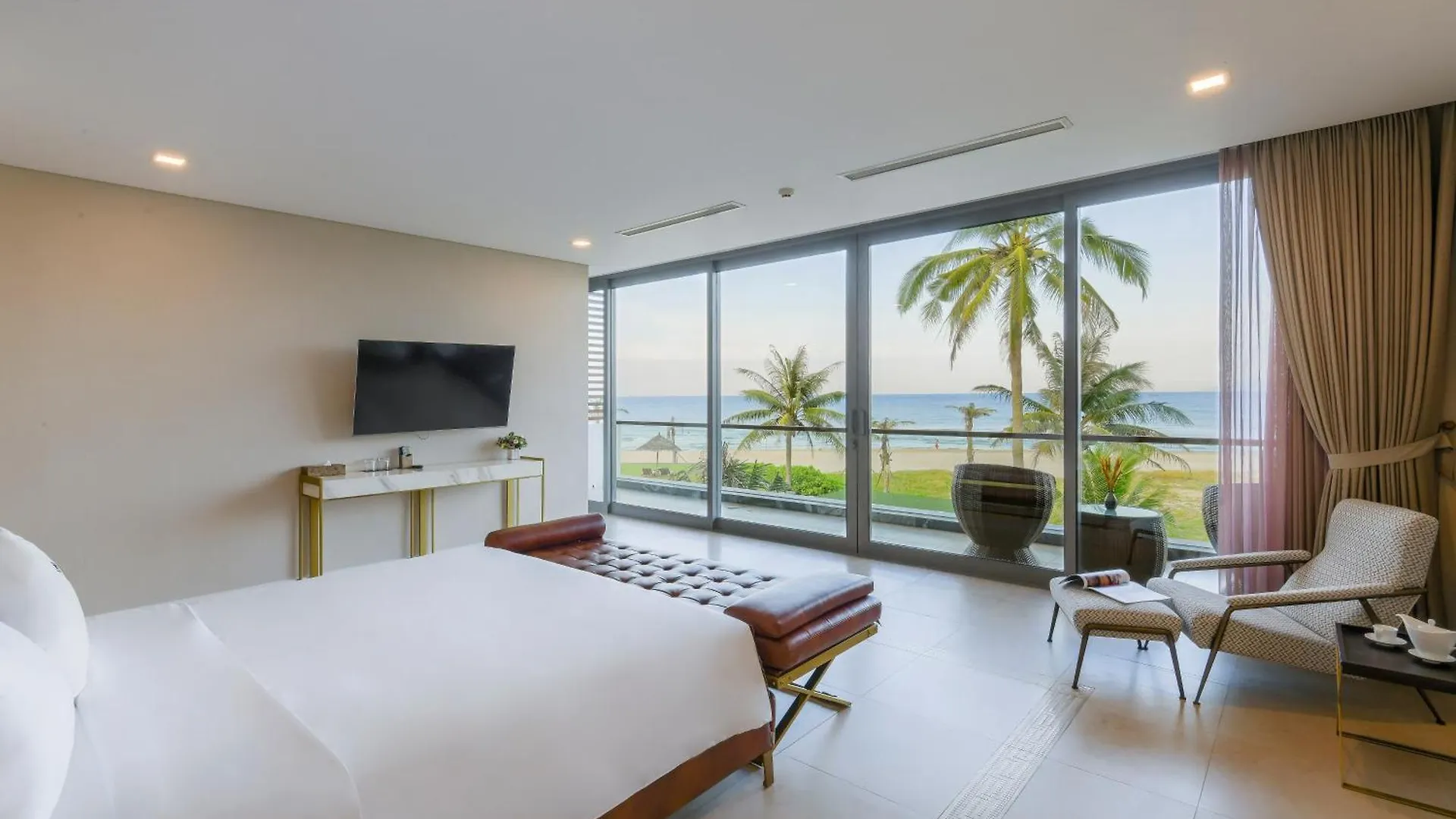 Villa 6 Bedrooms Luxury & Beachfront Da Nang Vietnam