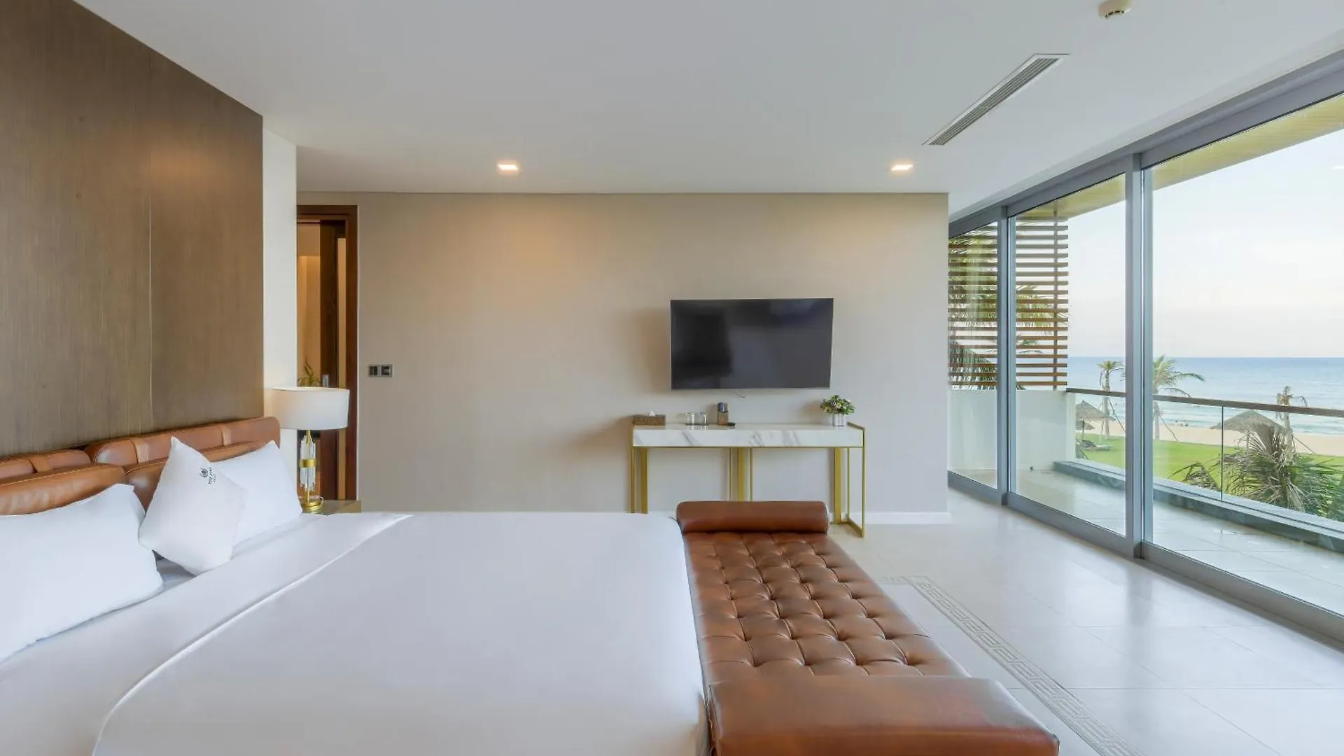 Villa 6 Bedrooms Luxury & Beachfront Da Nang