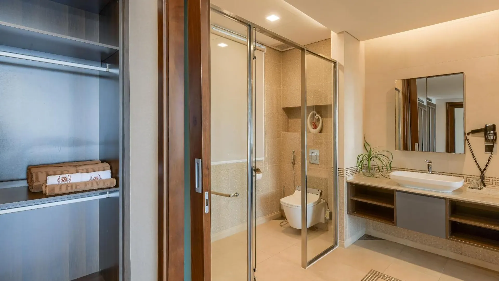 Villa 6 Bedrooms Luxury & Beachfront Da Nang