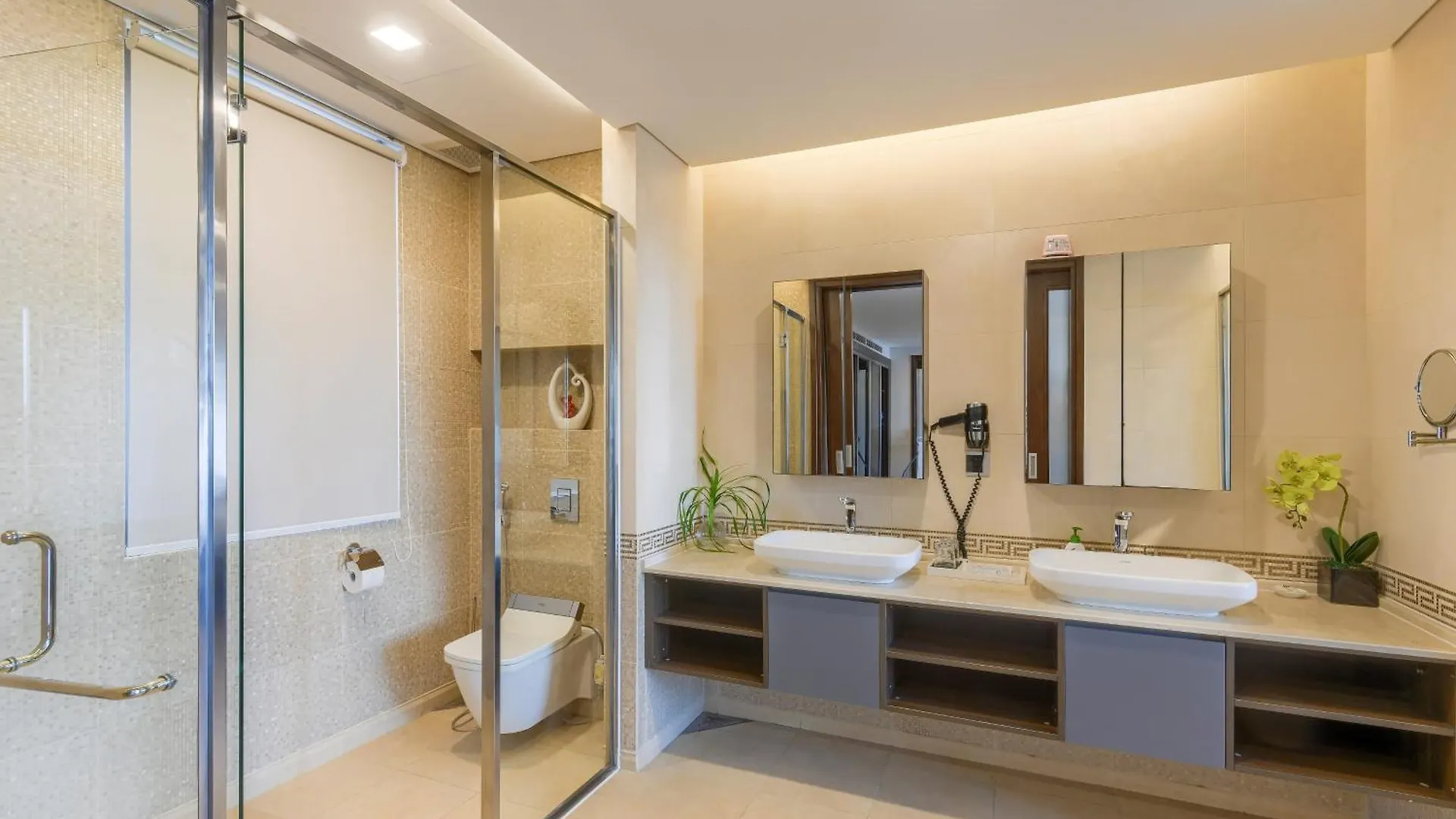 Villa 6 Bedrooms Luxury & Beachfront Da Nang 0*,  Vietnam