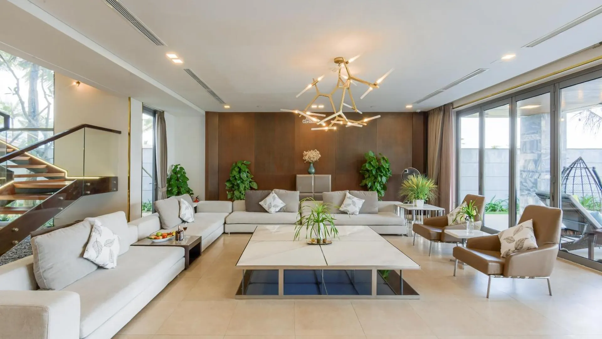Villa 6 Bedrooms Luxury & Beachfront Da Nang