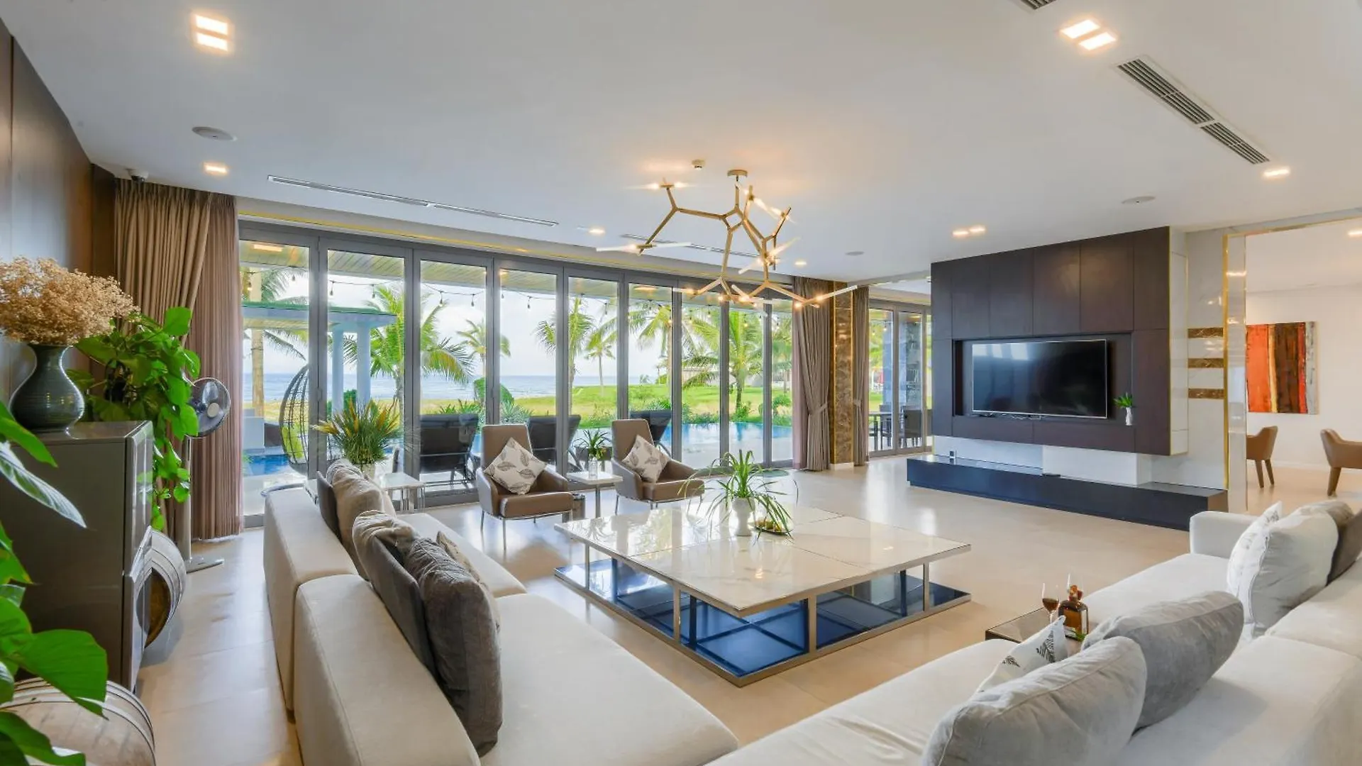 Villa 6 Bedrooms Luxury & Beachfront Da Nang