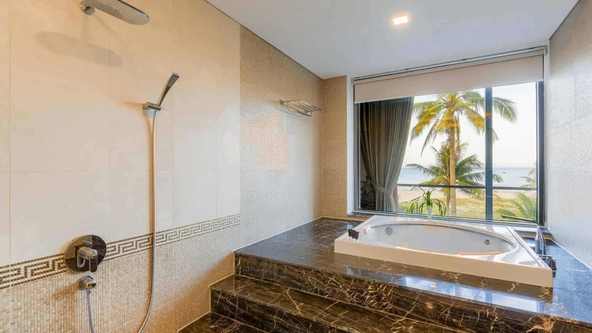 Villa 6 Bedrooms Luxury & Beachfront Da Nang Vietnam