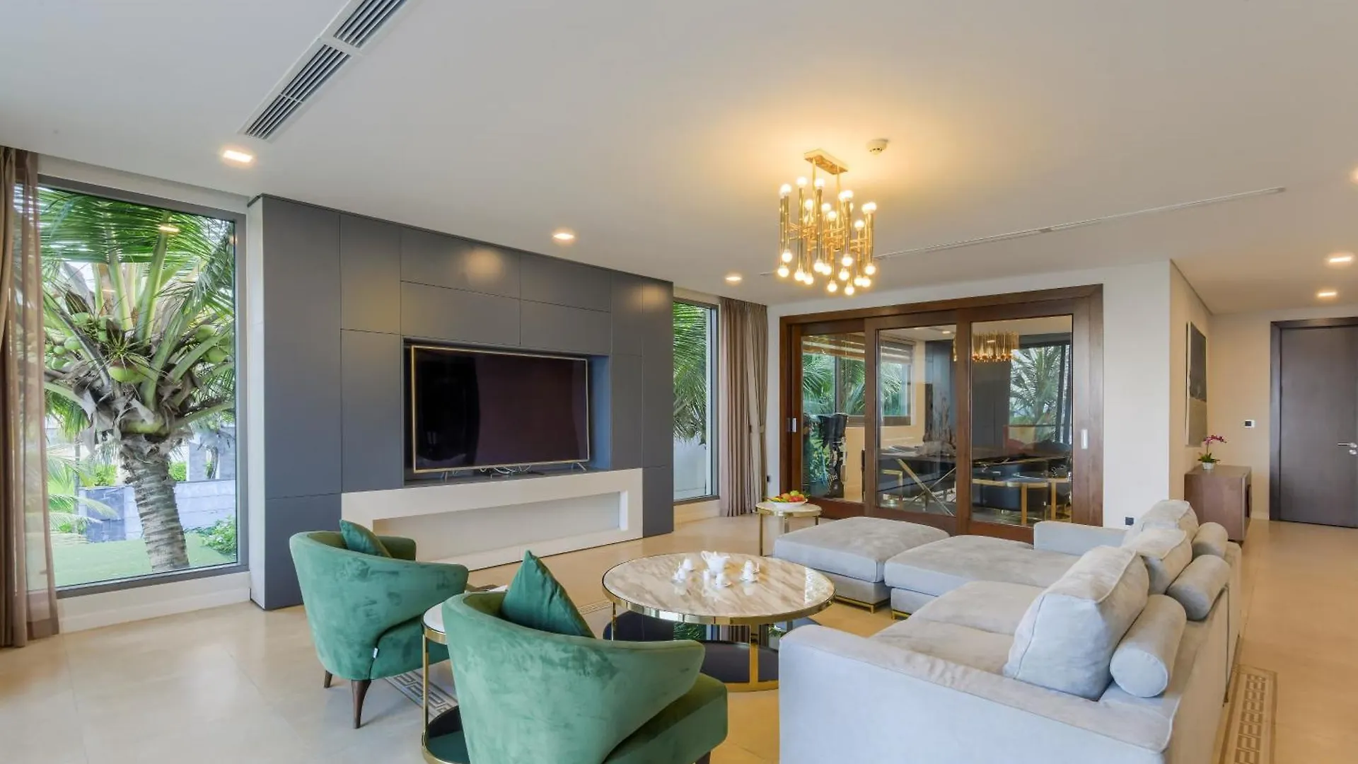 Villa 6 Bedrooms Luxury & Beachfront Da Nang