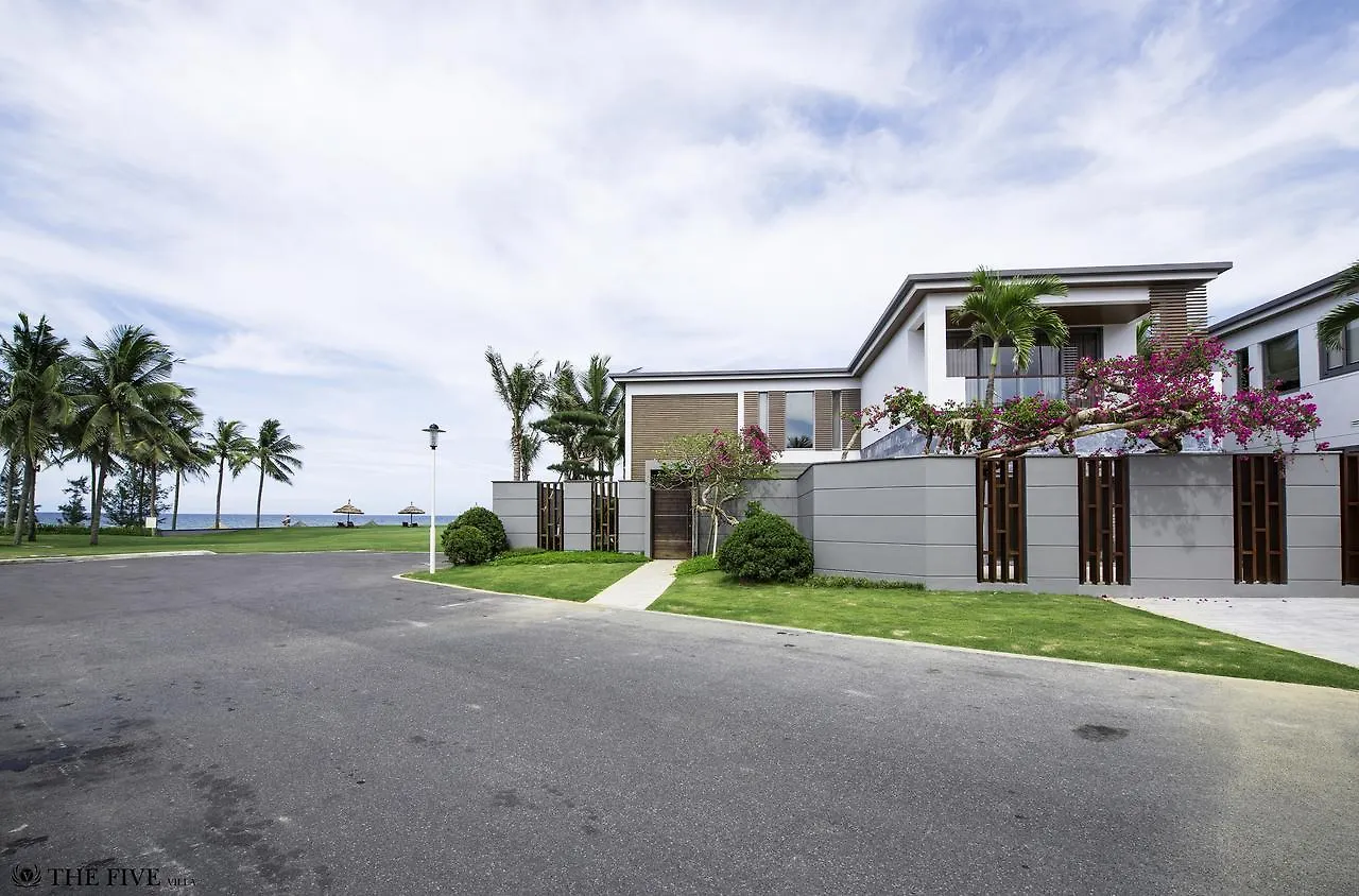Villa 6 Bedrooms Luxury & Beachfront Da Nang