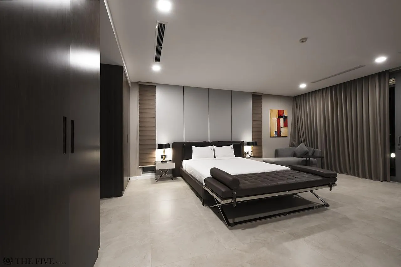 Villa 6 Bedrooms Luxury & Beachfront Da Nang Vietnam