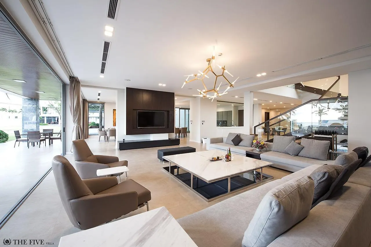 Villa 6 Bedrooms Luxury & Beachfront Da Nang Vietnam