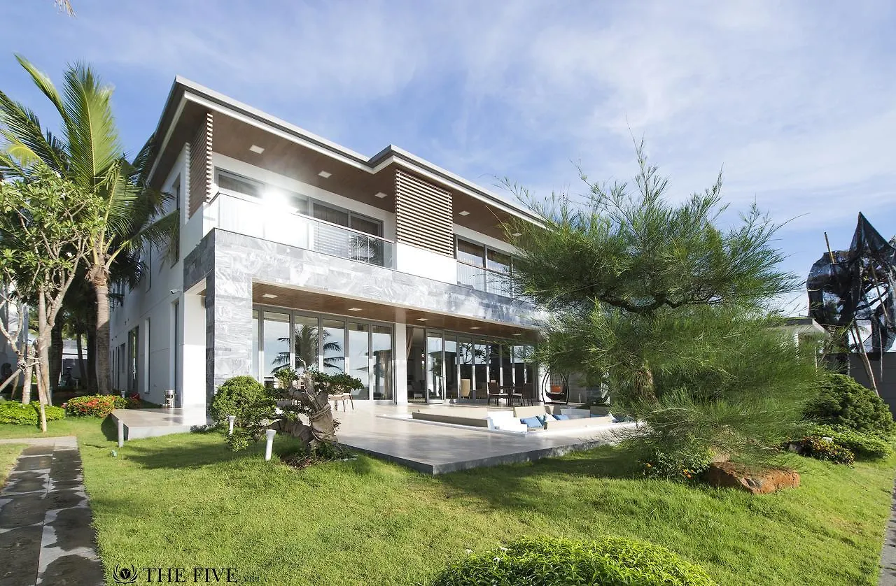 Villa 6 Bedrooms Luxury & Beachfront Da Nang