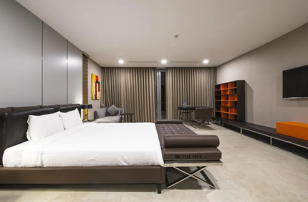 Villa 6 Bedrooms Luxury & Beachfront Da Nang Vietnam